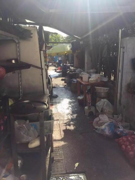 寧大步行街上，個別餐廳臟亂不堪的后廚加工地