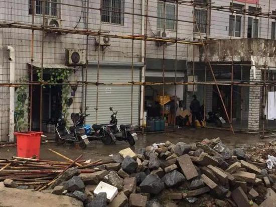 現實中隱匿在建筑垃圾堆邊上的海苔雞排飯外賣店