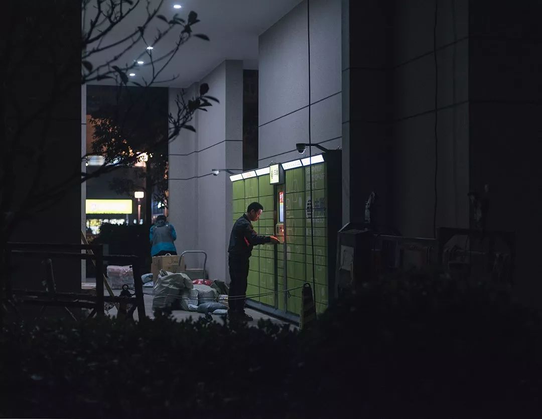 黑夜中的快遞柜：60后不愛90后依賴被投訴也認了