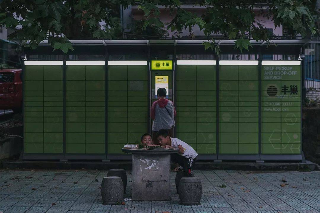 黑夜中的快遞柜：60后不愛90后依賴被投訴也認了