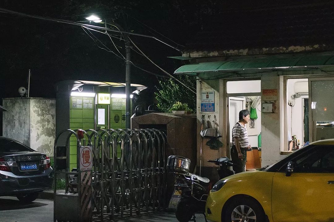 黑夜中的快遞柜：60后不愛90后依賴被投訴也認了